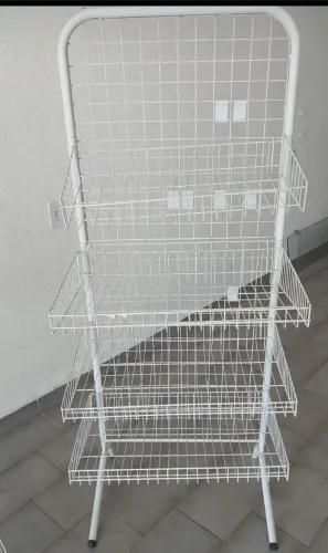 vendo expositor telado ,com prateleiras e cabides,bem conservado