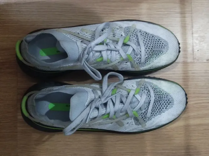 Tênis Adidas cinza e verde