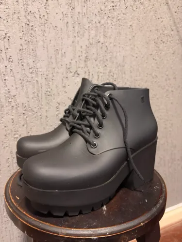 Bota Melissa cano baixo