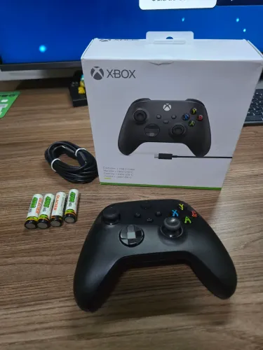 Controle Xbox Series S/X, com cabo (seminovo)