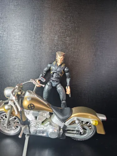 Marvel Legends Wolverine com moto