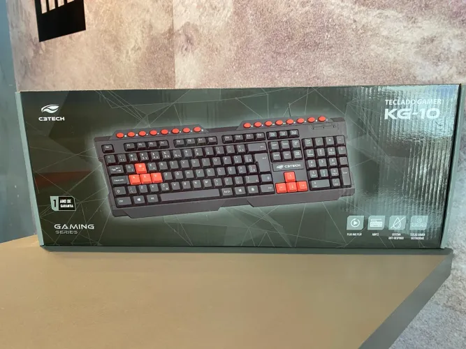 teclado gamer C3Tech KG-10BK com layout ABNT2 em preto e vermelho.