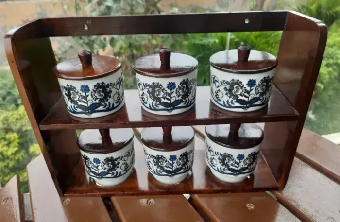 Porta-temperos antigo em porcelana e jacarandá
