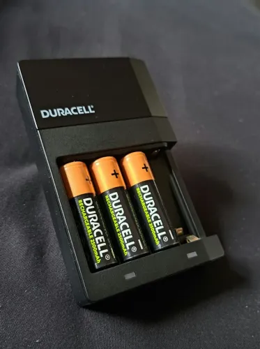 Carregador de pilhas recarregáveis Duracell 