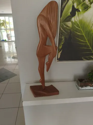 Escultura feminina em madeira