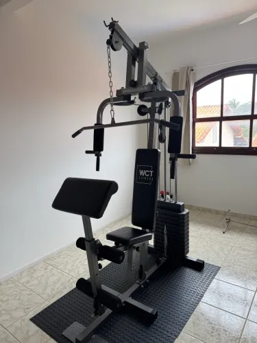 Vendo estação de musculação e acessórios .