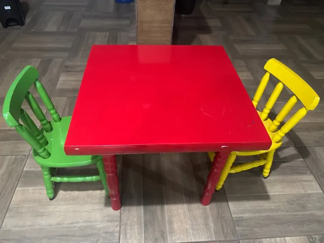 Mesa de madeira infantil