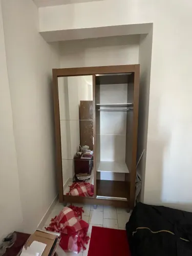 Guarda roupa com espelho