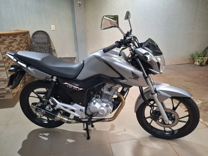 Moto sem detalhes. Motor 240 cilindradas. 