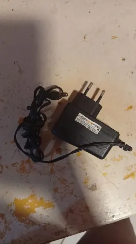 Fonte 5V 2A bivolt - plugue P4 - Bem conservada