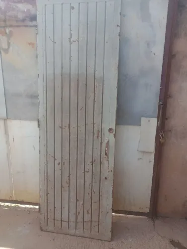 Porta de ferro reforçada