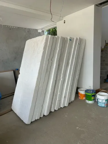 Vendo placas de Isopor, medindo 2m de comprimento 1m de largura e 10cm de espessura