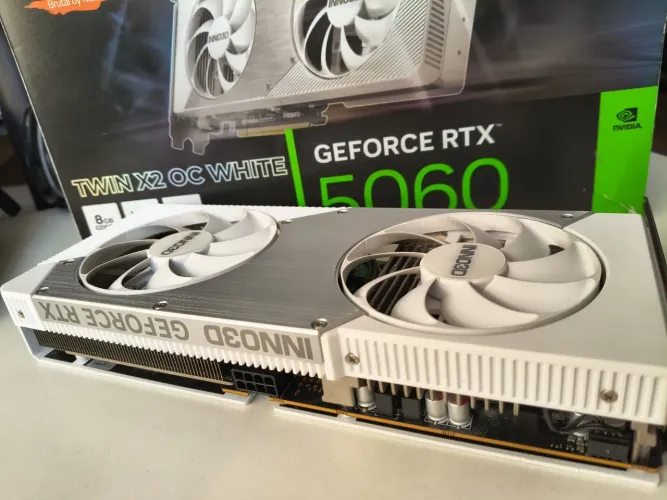 Placa de video Geforce RTX 5060 8g White
