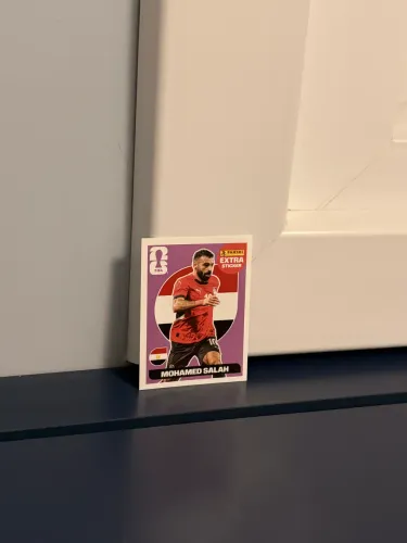 FIGURINHA EXTRA STICKER BASE MOHAMED SALAH + CARDS PANINI
