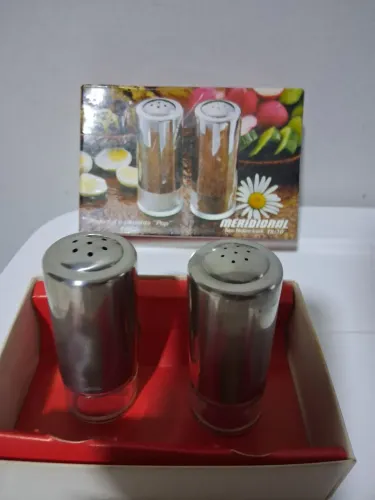 Vendo lindo conjunto antigo de saleiro e pimenteiro de vidro e aco inox