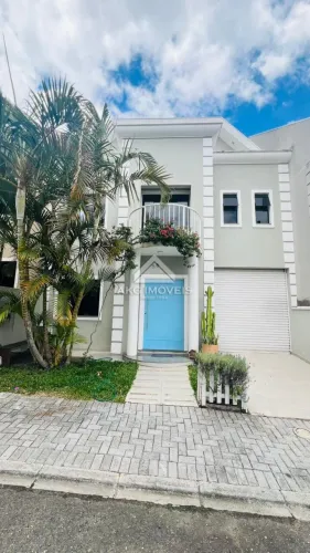 SOBRADO À VENDA NO PINHEIRINHO, 165 M², 3 QUARTOS, 1 SUÍTE, E 2 VAGAS DE GARAGEM, EM FRENT