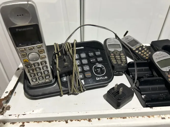 Telefones antigos diversos