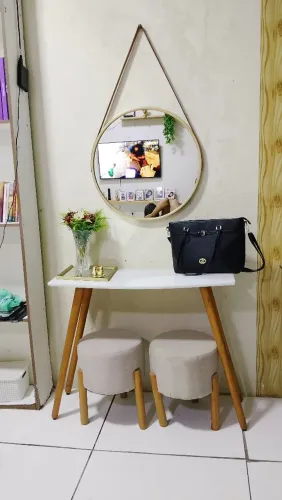 Mesa aparador+ par de puffs em tecido linho