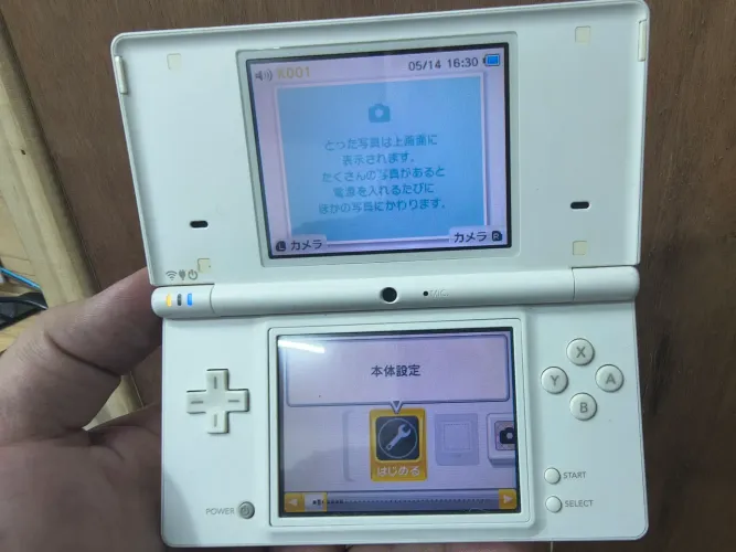 Nintendo DSi branco desbloqueado lotado de jogos.