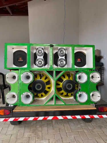 SOM AUTOMOTIVO (PAREDÃO), Já com reboque e peças Selenium e JBL 