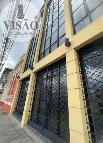 ALUGO PRÉDIO LINDISSÍMO COM FAIXADA HISTÓRICA NO CENTRO COM VISTA PARA O PARQUE. LEGALIZAD