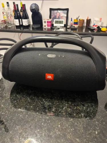 Jbl boombox, usada toca muito, no precinho