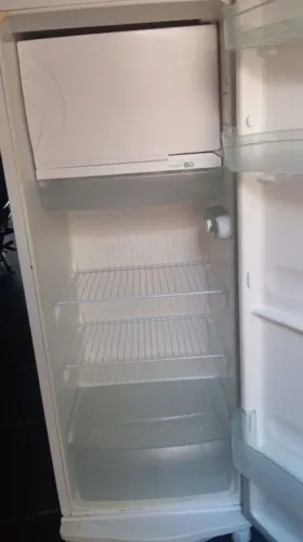 Vende-se uma geladeira