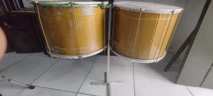 Par de surdo com suporte