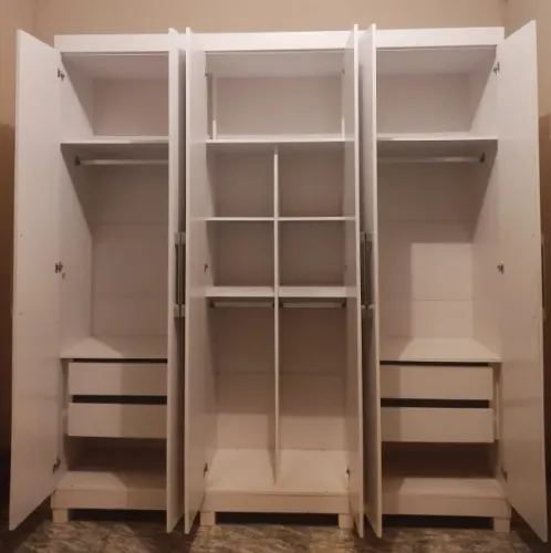 Guarda roupas casal branco 6 portas e 4 gavetas Dimensões 2,05m x 0,50m em perfeito estado