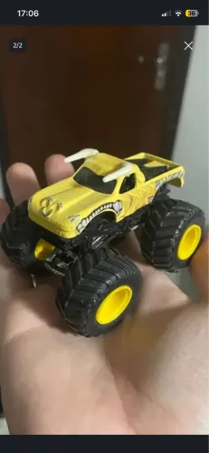 Carrinho Hot Wheels Monster Jam Bulldozer amarela de 2010.