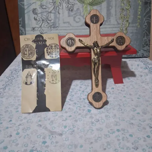 Crucifixo madeira e metal,(Cruz livrai-nos do mal"