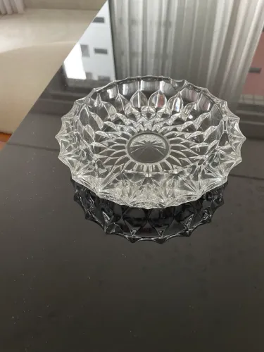 Vendo um cinzeiro de cristal por 80,00