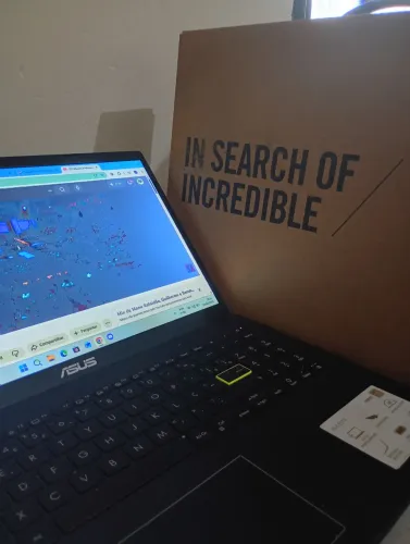 Notebook Asus semi novo 