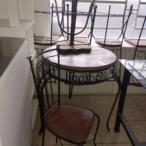 Mesa de madeira com 3 cadeiras