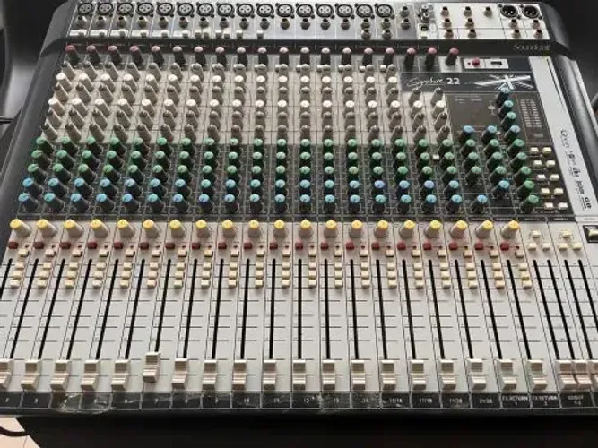 Mesa de Som Profissional 22 Canais Soundcraft Signature 22