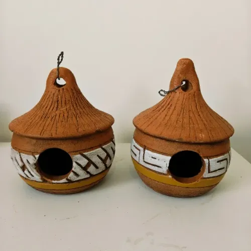 Kit com 2 Casinhas de Barro Artesanais para Jardim e Decoração Usadas