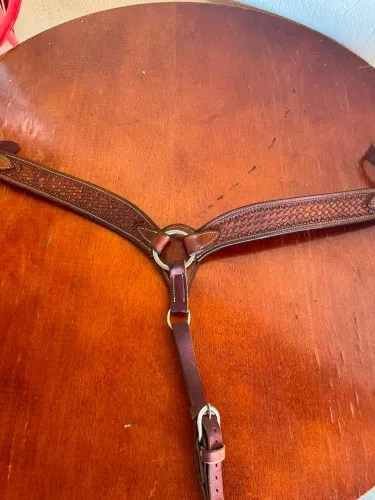 Vende-se sela artesanal de madeira e couro legítimo.