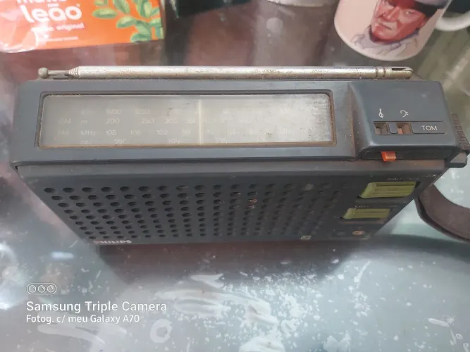 Rádio Philips AM/FM antigo.