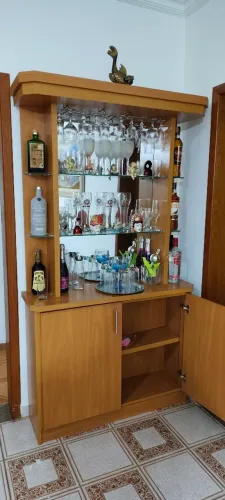 Barzinho / Cristaleira de Madeira com Prateleiras de Vidro