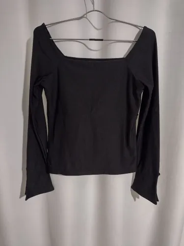 Blusa manga longa com decote quadrado