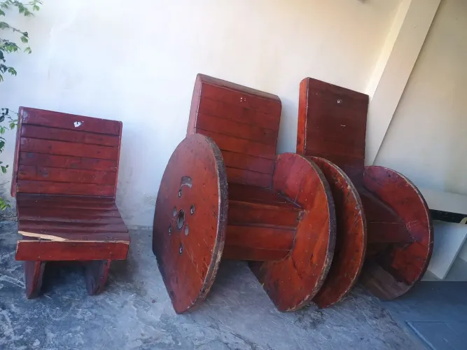 Vendo 3 Poltronas de madeira feita de carretel em excelente estado de uso.
