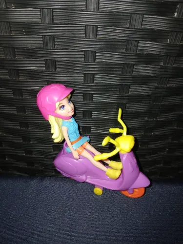 Polly Pocket com a motocicleta 
