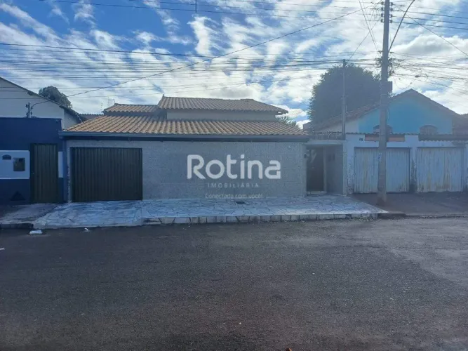 Casa residencial à venda no Bairro Presidente Roosevelt 4 quartos (2 suítes), 3 salas e 3