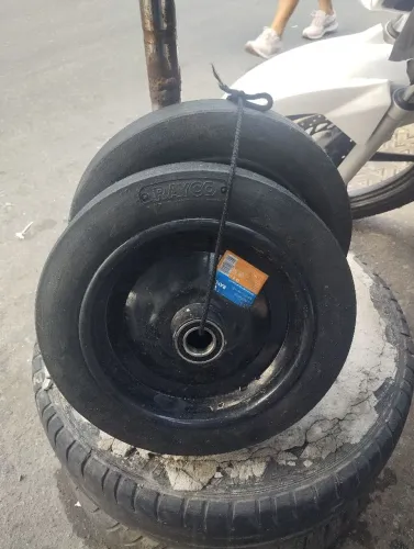 Pneus maciço de carrinho de mão