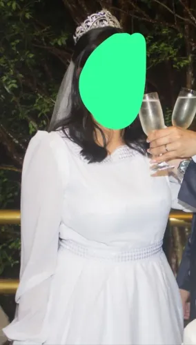 vestido de noiva modesto branco com véu e saiote