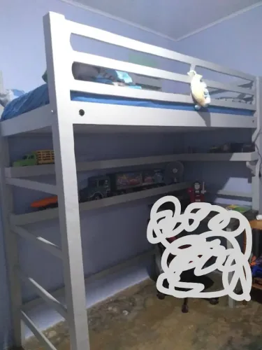 Cama suspensa sem colchão 