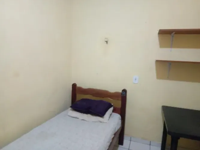 Alugo Quarto Mobiliado (incluso água, luz e internet)
