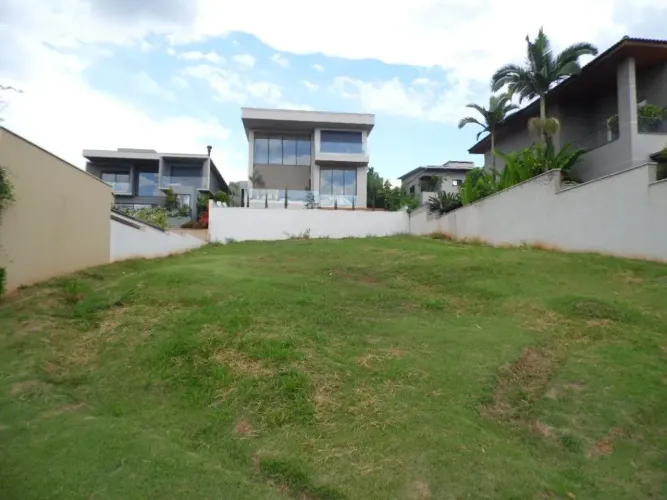 Terreno Condomínio Monte Alegre - Topografia em Aclive - frente para área verde