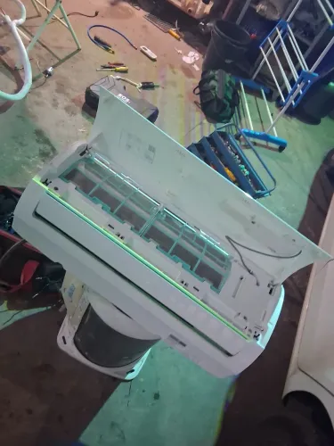 Vendo ar condicionado springer midea 9 mil btus. Limpo revisado gelando muito bem. 1,500