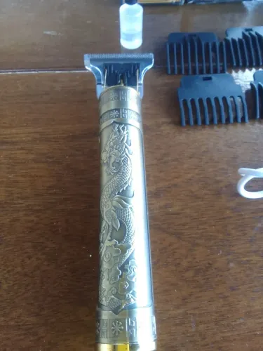 Vendo máquina de cortar cabelo vai com carregador óleo pra lubrificar 4 pentes valor 50
